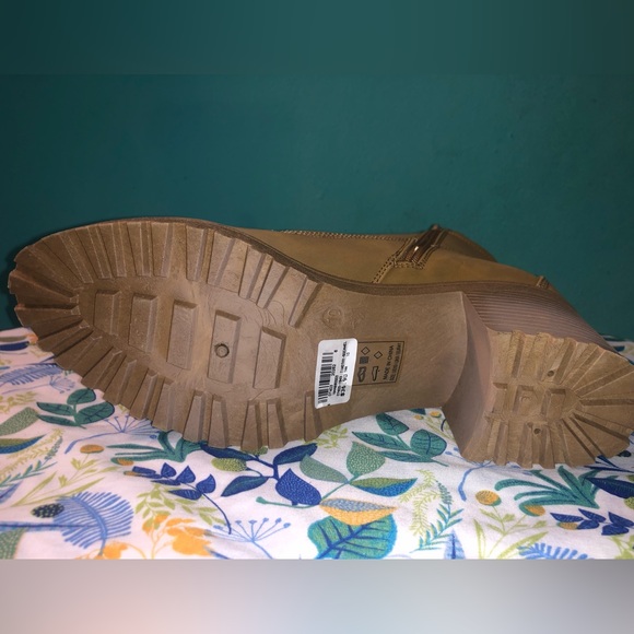 NWT Tan boots purchased from Windsor- size 10 - Picture 7 of 9